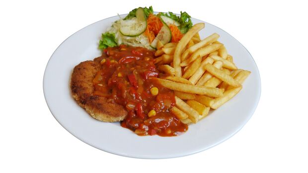 Mittagessen mmit Fleisch Soße Pommes