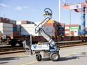 Mobiler Roboter zur Automatisierung des Umsetzens von Pins auf Containertragwagen am HHLA Container Terminal Tollerort.