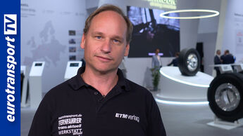 Moderator Julian Hoffmann steht vor dem Messestand von Hankook Tire auf der IAA Transportation 2026 in Hannover.