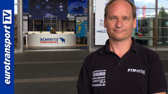 Moderator von eurotransportTV vor dem Schmitz-Cargobull-Messestand auf der IAA Transportation 2026, eurotransportTV-Logo links.