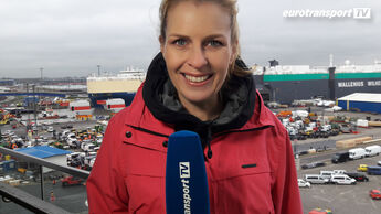 Moderatorin Alexandra von Lingen vor dem BLG Terminal in Bremerhaven