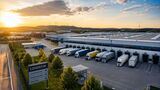 Moderne Logistikimmobilie mit Lagerhalle und Lkw-Stellplätzen. Steigende Mieten und knappe Flächen erhöhen den Druck auf Logistikdienstleister.