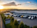 Moderne Logistikimmobilie mit Lagerhalle und Lkw-Stellplätzen. Steigende Mieten und knappe Flächen erhöhen den Druck auf Logistikdienstleister.