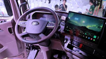 Moderne Zeiten haben auch in den Cockpits der chinesischen Fernverkehrstrucks Einzug gehalten. Der neue FAW Jiefang J7 bietet mit Kameraspiegeln und volldigitaler Instrumentenanzeige modernste Technik.