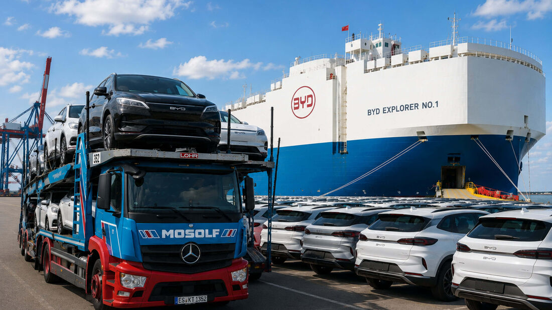 Mosolf-Autotransporter mit BYD-Fahrzeugen vor einem RoRo-Schiff und abgestellten BYD-Autos in einem Hafen.