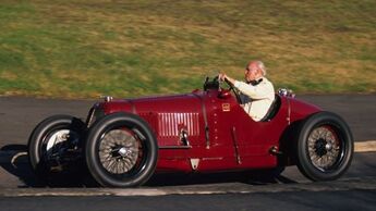 Motor Presse-Gründer Paul Pietsch 2001 zu seinem 90. Geburtstag bei einer Erinnerungsrunde auf der Nordschleife des Nürburgrings im Maserati 4 CM