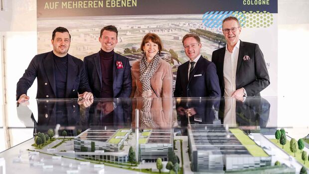 Multi-Level-Logistikimmobilien Thielemann Group, Navid Thielemann, CEO der Thielemann Group; Christian Karl Flick, CEO der Recht Logistik Gruppe; Henriette Reker, Oberbürgermeisterin der Stadt Köln; Daniel Sieveke, Staatssekretär im Ministerium für Heimat, Kommunales, Bau und Digitalisierung des Landes Nordrhein-Westfalen; Uwe Wedig, CEO der HGK (von links nach rechts),