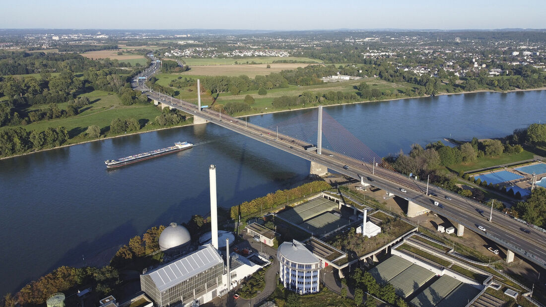 NUR ZUM EINMALIGEN GEBRAUCH.    Autobahn, Bonn, Brücke, Rhein, Himmel, Nordrhein-Westfalen, Tourismus, urbano, Stadtlandschaft, Architektur, Panorama, Landschaft, Anblick, Silhouette, Schiff, reisen, Industrie