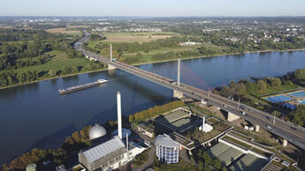 NUR ZUM EINMALIGEN GEBRAUCH.    Autobahn, Bonn, Brücke, Rhein, Himmel, Nordrhein-Westfalen, Tourismus, urbano, Stadtlandschaft, Architektur, Panorama, Landschaft, Anblick, Silhouette, Schiff, reisen, Industrie