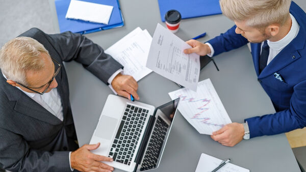 NUR ZUM EINMALIGEN GEBRAUCH. Business, Büro, bejahrt, Mann, Senior, jung, Erfahrung, Mitarbeiter, Kollegen, Boss, Generation, Gespann, Emulation, Amusement, Dokument, verschieden, Familie, Gespräch, sprechen, Meeting, Arbeit, Teamwork, Projekt, Laptop, Job, Computer, Kaufmann, zusammen, sit, Kooperation, Schreibtisch, Beruf, grau, Person, Leute, blond