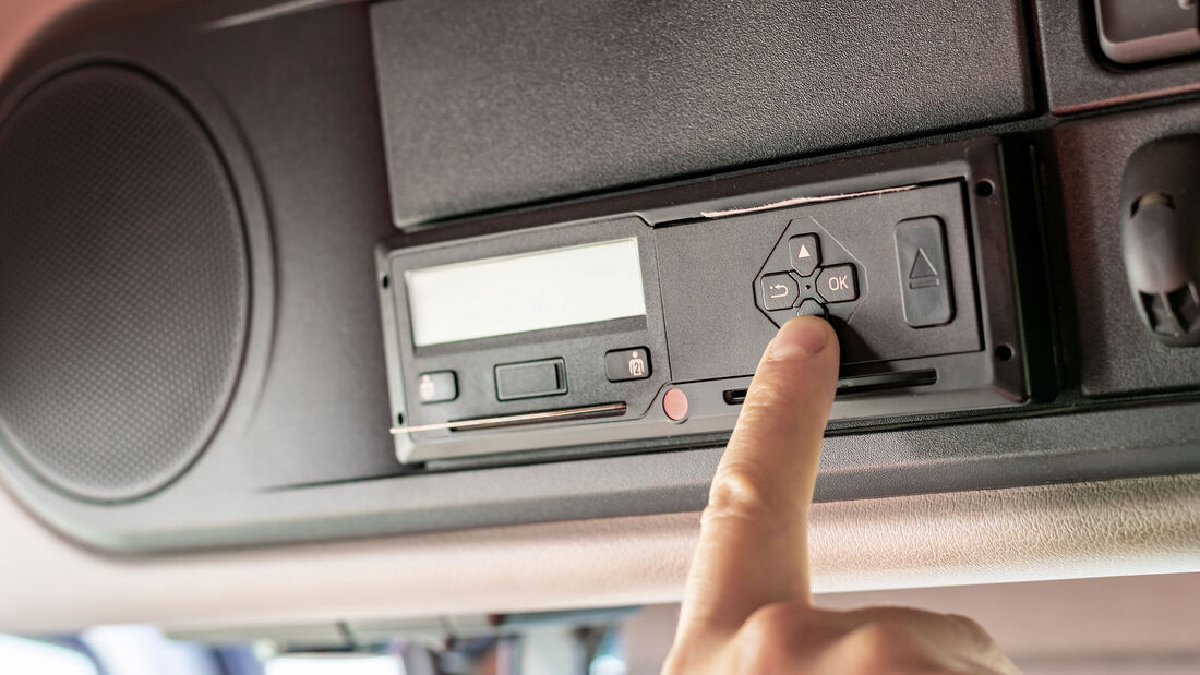 NUR ZUM EINMALIGEN GEBRAUCH.    Fernfahrer, Trucks, Technologie, bedient, Karte, Ausstattung, Display, Fahrerkarte, Hand, Knopf, Vehikel, Personenwagen, Armaturenbrett, Interieur, System, Panel, Schwarz, steuern, bedienen