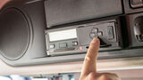 NUR ZUM EINMALIGEN GEBRAUCH.    Fernfahrer, Trucks, Technologie, bedient, Karte, Ausstattung, Display, Fahrerkarte, Hand, Knopf, Vehikel, Personenwagen, Armaturenbrett, Interieur, System, Panel, Schwarz, steuern, bedienen