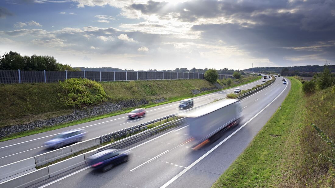 NUR ZUM EINMALIGEN GEBRAUCH. Highway, Autos, Lkw, Lkws, Trucks, autofahren, Bewegung, verwischen, Verkehr, Autobahn, Transport, Fracht, Umwelt, Klima, Dioxyd, Emissionen, Umweltschutz, Logistik, Lieferung, Frachtgut, Asphalt, Kfz, Business, Vehikel, Indus