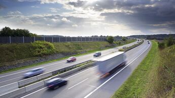NUR ZUM EINMALIGEN GEBRAUCH. Highway, Autos, Lkw, Lkws, Trucks, autofahren, Bewegung, verwischen, Verkehr, Autobahn, Transport, Fracht, Umwelt, Klima, Dioxyd, Emissionen, Umweltschutz, Logistik, Lieferung, Frachtgut, Asphalt, Kfz, Business, Vehikel, Indus