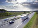 NUR ZUM EINMALIGEN GEBRAUCH. Highway, Autos, Lkw, Lkws, Trucks, autofahren, Bewegung, verwischen, Verkehr, Autobahn, Transport, Fracht, Umwelt, Klima, Dioxyd, Emissionen, Umweltschutz, Logistik, Lieferung, Frachtgut, Asphalt, Kfz, Business, Vehikel, Indus
