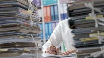 NUR ZUM EINMALIGEN GEBRAUCH. Kaufmann, Büroangestellter, Stapel, Schreibarbeit, Büro, Mann, working, überarbeiten, Schreibtisch, managen, Arbeitsbelastung, Geschäftsführer, Administrator, Schreinem, Stress, viel, Akten, Ordner, Mitarbeiter, voll, Dokumente, Papier, Verkäuferin, Job, Verwaltung, Archiv, Buchhaltung, Bürokratie, Archivierung, Business, Rechnungswesen, Bleistift, Bündel, Schreibkram