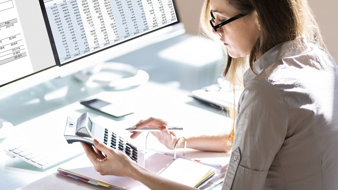 NUR ZUM EINMALIGEN GEBRAUCH. Rechnungen, Arztin, Buchhaltung, Rechnungswesen, Schreibtisch, Büro, Sioftware, Online, elektronisch, Frau, Konto, Finanzen, Steuer, Buchhalter, kalkulieren, Bildschirm, Monitor, Computer, Berater, mehrfach, Stift, managen, A