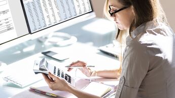 NUR ZUM EINMALIGEN GEBRAUCH. Rechnungen, Arztin, Buchhaltung, Rechnungswesen, Schreibtisch, Büro, Sioftware, Online, elektronisch, Frau, Konto, Finanzen, Steuer, Buchhalter, kalkulieren, Bildschirm, Monitor, Computer, Berater, mehrfach, Stift, managen, A