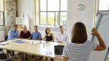 NUR ZUM EINMALIGEN GEBRAUCH.     Seminar, Besprechung, Gruppe, Job, Vortrag, Weiterbildung, Gespann, Schulung, Mitarbeiter, Akademie, Präsentation, Büro, Moderator, Frau, Arbeit, Moderation, sprechen, Raum,  Konferenzraum, Diskussion, Board, Mann, Leute, kozentriert