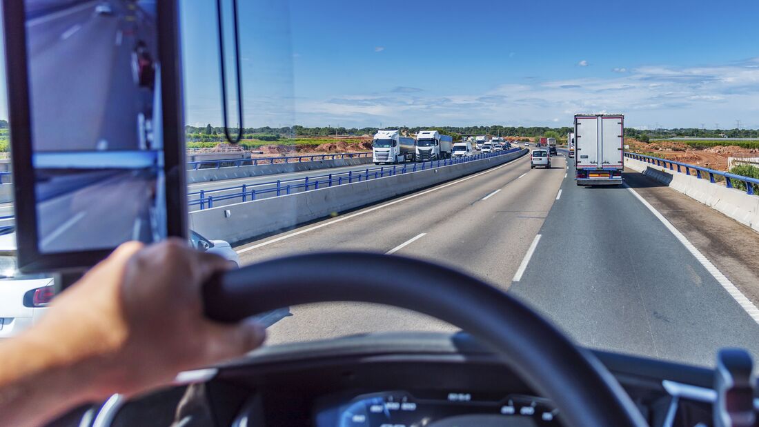 NUR ZUM EINMALIGEN GEBRAUCH. Trucks, Autofahren, Kajüte, Verkehr, inneres, Vehikel, Autobahn, Highway, Straßen, Lenkrad, Rückspiegel, Hand, Brücke, Frachtgut, Leiferung, Fracht