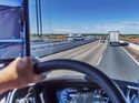 NUR ZUM EINMALIGEN GEBRAUCH. Trucks, Autofahren, Kajüte, Verkehr, inneres, Vehikel, Autobahn, Highway, Straßen, Lenkrad, Rückspiegel, Hand, Brücke, Frachtgut, Leiferung, Fracht