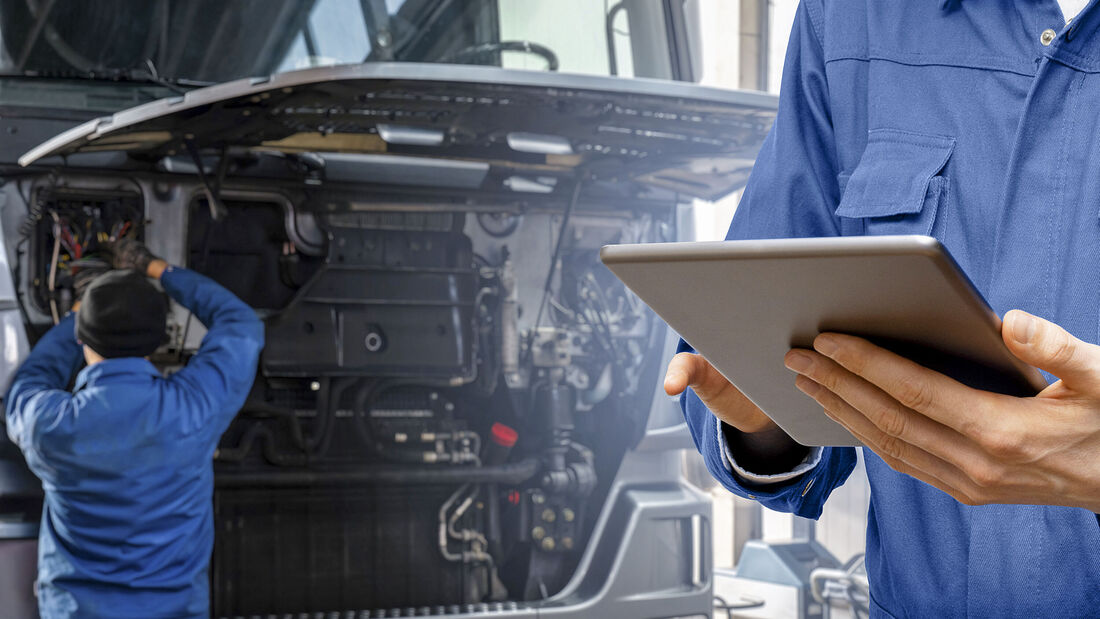 NUR ZUM EINMALIGEN GEBRAUCH.     Trucks, Dienstleistungen, Instandhaltung, Reparatur, Mechaniker, Garagen, steuern, Business, Werkstätte, Autos, Fracht, Auto, checken, steuern, Diagnostik, gewerblich, Ausstattung, fixieren, Motoren, Industrie, Inspektion, innen, fixierend, Inneres, Job, Interieur, Mechanisch, Techniker, Station, Motor, Probleme, Bergung, Wartung, Lkw, Probe, Transport, Verkehr, Vehikel, Truck, work, Tablet, digitales, engineer, working, men at work, Werkstatt, Kontrolle