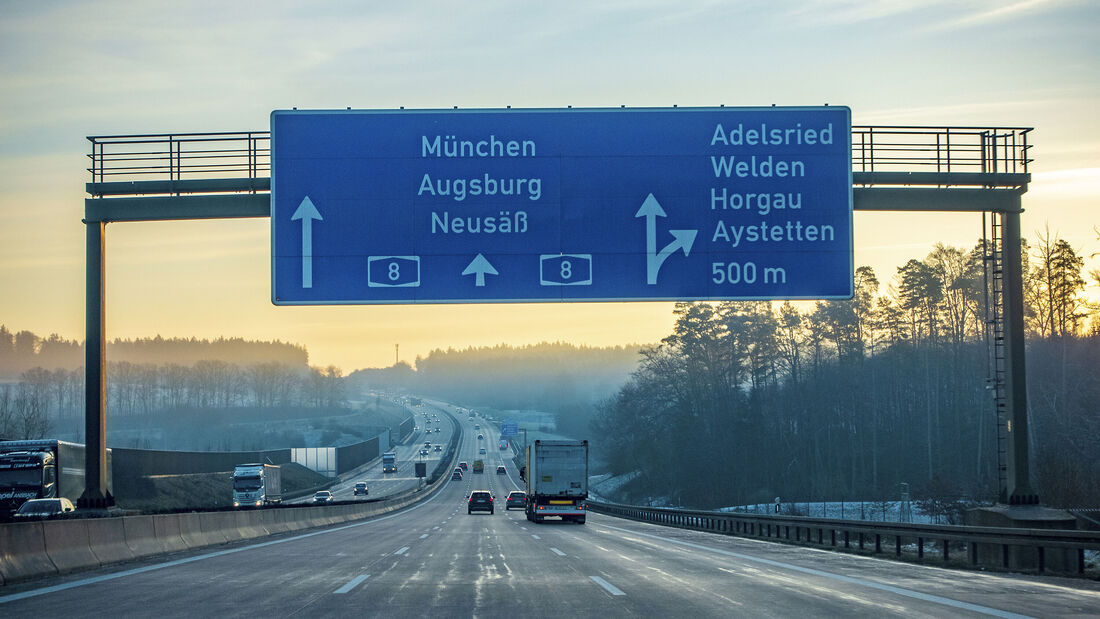NUR ZUM EINMALIGEN GEBRAUCH.        Verkehr, Logistik, Autos, Laster, Lkw, früh, Vehikel, Autobahn, Transport, Winter, kalt, morgens, Wald, Sonnenaufgang, A8