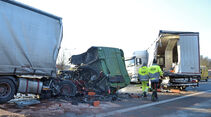 Nach einem schweren LKW Unfall ist die A6 bei Homburg voll gesperrt. Am Morgen sind dort in Fahrtrichtung Saarbrücken in Höhe der Anschlusstelle Homburg zwei Lastwagen zusammengeprallt. Bei einem LKW wurde das Führerhaus völlig zerstört, als der Fahrer in den Sattelauflieger eines vor ihm fahrenden Lastwagens prallte. Aktuell ist der Rettungsdienst des DRK mit zwei Rettungswagen und einem Notarzt vor Ort, der Fahrer ist schwer verletzt und wird behandelt. Die Feuerwehr musste keine aufwändige Rettung einleiten, der Fahrer war nicht eingeklemmt. Trotzdem muss die Feuerwehr rund 1200 Liter ausgelaufenen Diesel beseitigen, der zum Teil schon ins Erdreich eingedrungen ist. Die Bergiungs- und Reinigungsarbeiten können nach Auskunft der Polizei noch Stunden dauern. Beide LKW müssen geborgen werden. Aktuell ist die Autobahn zwischen Waldmohr und Homburg voll gesperrt, es kommt zu erheblichen Behinderungen. Der Verkehr wird über die Landstraßen umgeleitet. bub Foto: BeckerBredel