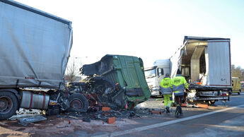 Nach einem schweren LKW Unfall ist die A6 bei Homburg voll gesperrt. Am Morgen sind dort in Fahrtrichtung Saarbrücken in Höhe der Anschlusstelle Homburg zwei Lastwagen zusammengeprallt. Bei einem LKW wurde das Führerhaus völlig zerstört, als der Fahrer in den Sattelauflieger eines vor ihm fahrenden Lastwagens prallte. Aktuell ist der Rettungsdienst des DRK mit zwei Rettungswagen und einem Notarzt vor Ort, der Fahrer ist schwer verletzt und wird behandelt. Die Feuerwehr musste keine aufwändige Rettung einleiten, der Fahrer war nicht eingeklemmt. Trotzdem muss die Feuerwehr rund 1200 Liter ausgelaufenen Diesel beseitigen, der zum Teil schon ins Erdreich eingedrungen ist. Die Bergiungs- und Reinigungsarbeiten können nach Auskunft der Polizei noch Stunden dauern. Beide LKW müssen geborgen werden. Aktuell ist die Autobahn zwischen Waldmohr und Homburg voll gesperrt, es kommt zu erheblichen Behinderungen. Der Verkehr wird über die Landstraßen umgeleitet. bub Foto: BeckerBredel
