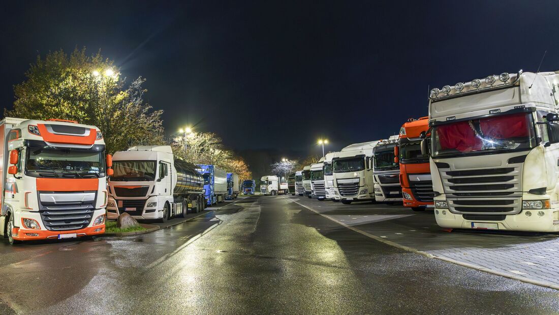 Nachts auf einem Autobahnparkplatz