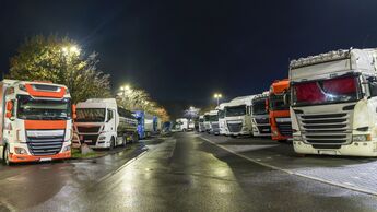 Nachts auf einem Autobahnparkplatz