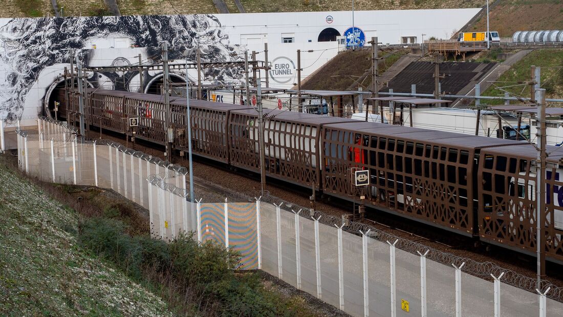 Navette camions entrant en tunnel de la France vers le l'Angleterre