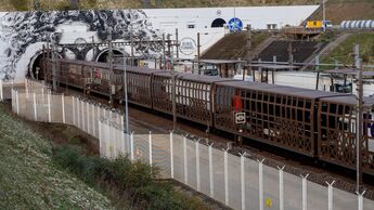 Navette camions entrant en tunnel de la France vers le l'Angleterre