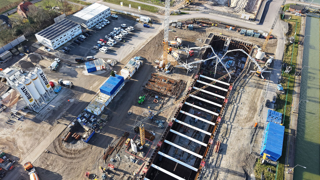 Neubau Rheine-Schleuse, Iveco im Einsatz bei Potthoff Beton, FF 3/2026, https://www.eurotransport.de/tv/schleusensanierung-rheine-lkw-sichern-den-neubau-der-schleuse/