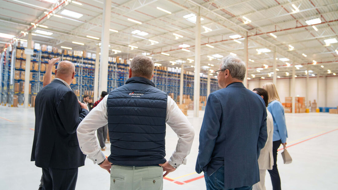 Neue Lagerhalle von ID Logistics im Mittelweserpark bei der offiziellen Eröffnung. Das Distributionszentrum ist auf schwere und sperrige E-Commerce-Waren spezialisiert.