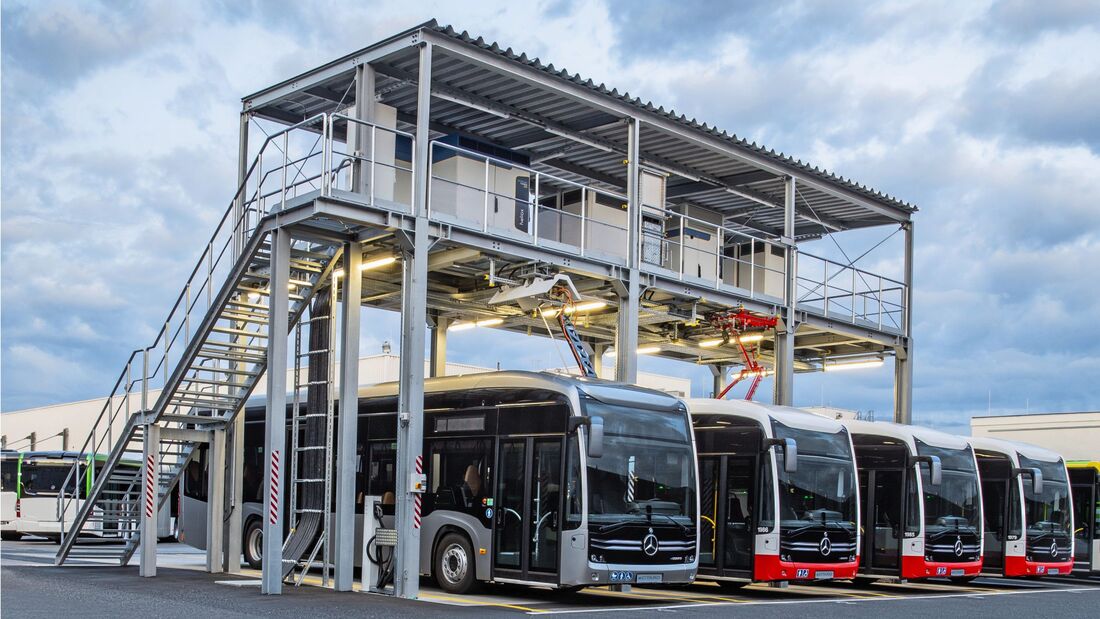 Neue zentrale Stromtankstelle im Omnibuswerk Mannheim für Mercedes-Benz eCitaro mit vollelektrischem Antrieb, Anschlussleistung: 1,2 Megawatt, 4 Stellplätze für Steckerladung, Pantograf und Ladeschiene // New central electric charging station for the Mercedes-Benz eCitaro with all-electric drive at the Mannheim bus works, Connection power of 1.2 megawatts, four parking bays for charging via cable, pantograph and charging rail.