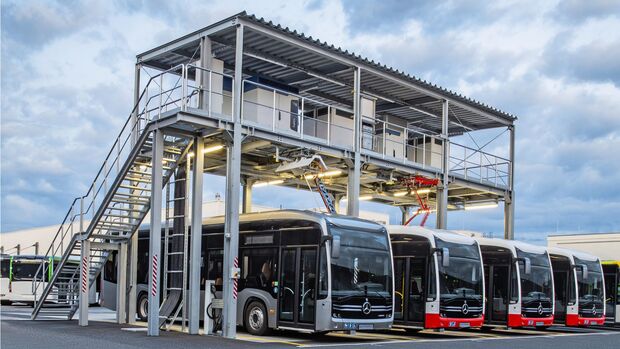 Neue zentrale Stromtankstelle im Omnibuswerk Mannheim für Mercedes-Benz eCitaro mit vollelektrischem Antrieb, Anschlussleistung: 1,2 Megawatt, 4 Stellplätze für Steckerladung, Pantograf und Ladeschiene // New central electric charging station for the Mercedes-Benz eCitaro with all-electric drive at the Mannheim bus works, Connection power of 1.2 megawatts, four parking bays for charging via cable, pantograph and charging rail.
