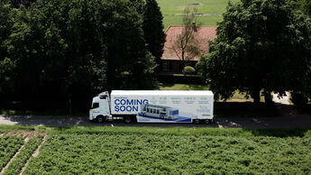 Neuer Double-Deck-Trailer von Royal Burgers und Emons, der auf der IAA Transportation 2026 in Hannover Premiere feiert.
