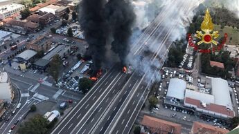 News Bilder des Tages 180806 BOLOGNA Aug 6 2018 Photo tweeted by Italian Firefighters