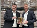 Niederlassungsleiter Luca Sievers (links) und der geschäftsführende Gesellschafter Jürgen Greiwing im Megacenter Hamburg.