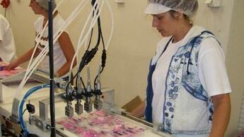 Noerpel verpackt Schokoriegel