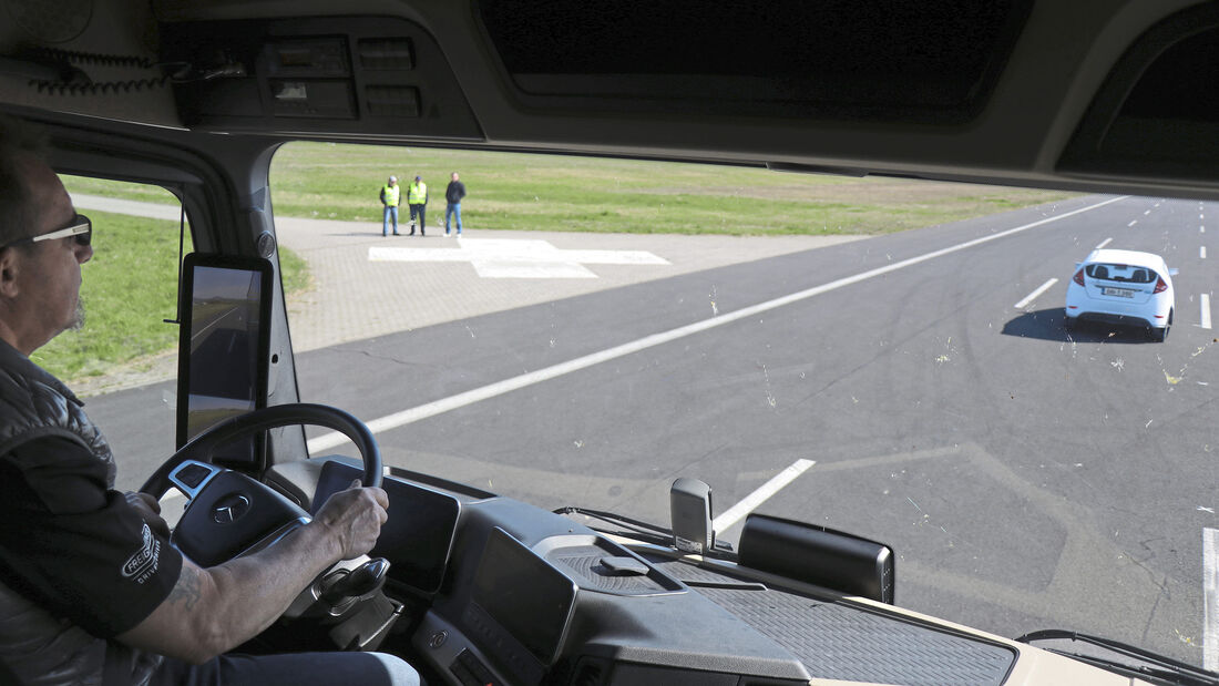 Notbremse, Notbremsassistent Mercedes-Benz Lkw, FF 7/2022