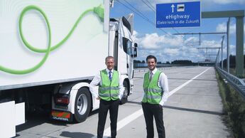 Oberleitungs-Lkw, Holger Sommer und Martin Birkner (rechts).