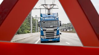 Oberleitungs-Lkw mit Warndreieck