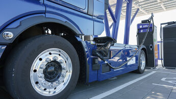 ÖHRINGEN, DEUTSCHLAND - 04.04.25: Elektro LKW lädt seine Batterie an einer Ladesäule im EnBW Hypernetz Schnellladepark auf