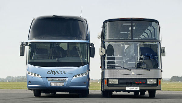 One of the first NEOPLAN Cityliner models from 1971 was restored in 2006 and can be seen in the new Auwaerter museum in Landau/Isar. Here together with the latest version from 2006.
DE: Einer der ersten gebauten NEOPLAN Cityliner von 1971 wurde 2006 liebevoll restauriert und ist nun im neuen Auwaerter Museum in Landau /Isar zu sehen. Hier zusammen mit dem neuesten Modell von 2006.
UK: One of the first NEOPLAN Cityliner models from 1971 was restored in 2006 and can be seen in the new Auwaerter Museum in Landau/Isar. Here together with the latest version from 2006.
