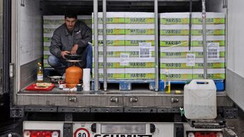 Osteuropäische Lkw-Fahrer leben zum Teil wie Nomaden.