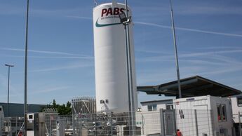 Pabst Transport hat auf seinem Betriebsgelände in Gochsheim eine eigene LNG-Tankstelle eröffnet.