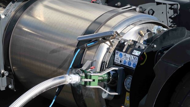 Pabst Transport hat auf seinem Betriebsgelände in Gochsheim eine eigene LNG-Tankstelle eröffnet. Im Bild der Betankungsvorgang.