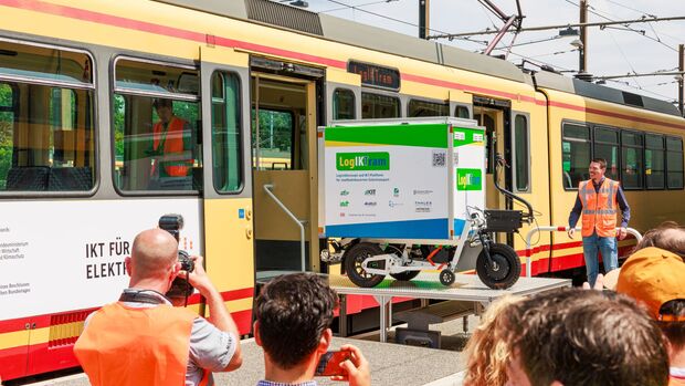 Paket fährt mit: Eine Gütertram könnte zukünftig den Karlsruher Gütertransport auf der Straße entlasten. 